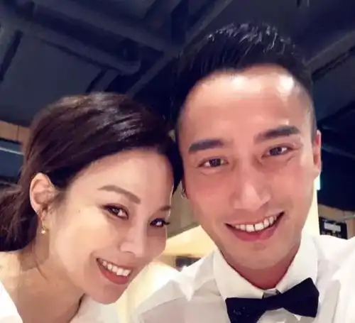 与阿娇离婚后,前夫赖弘国晒照庆生和女友人亲密自拍,无名指还戴戒指 与阿娇离婚后,前夫赖弘国晒照庆生和女友人亲密自拍,无名指还戴戒指