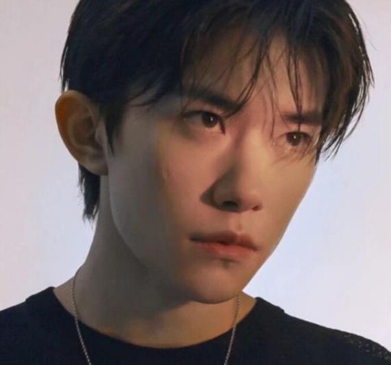 潮流情高冷头像男生易烊千玺