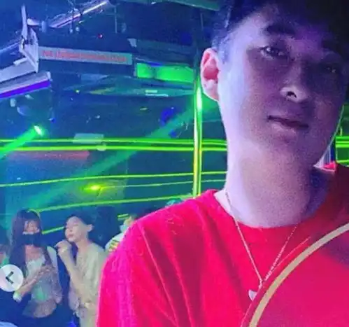  王思聪游完日本再度赴泰国度假,新女友扎马尾齐刘海外形清纯可人