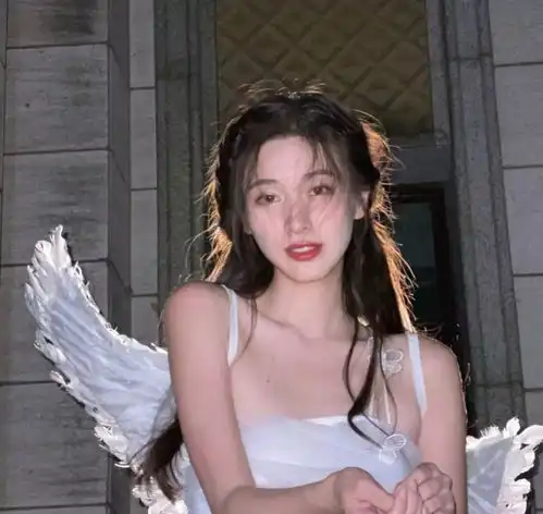  女头盛夏白瓷梅子汤碎冰碰壁当啷响.