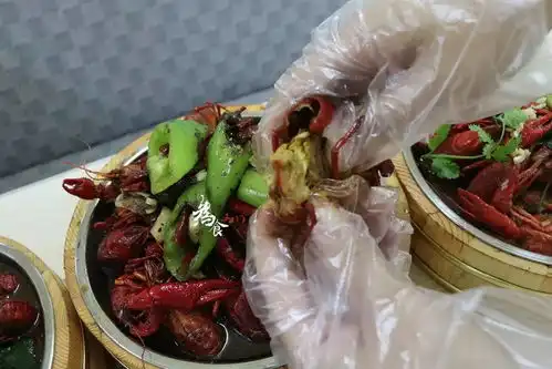  吴川90后美女因钟情吃小龙虾,竟然任性开了一家