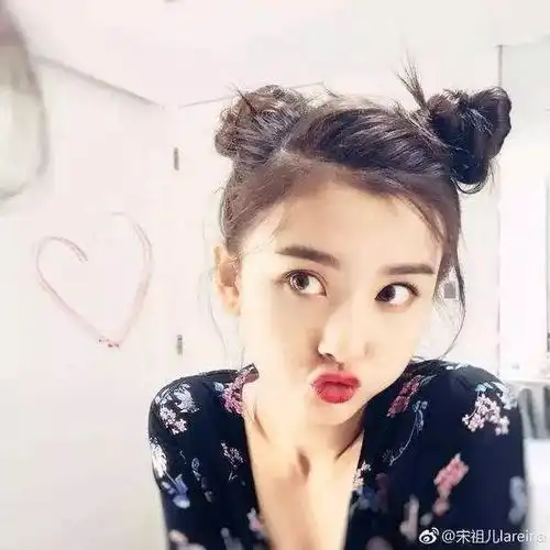  杨幂丸子头好减龄,宋祖儿给粉丝梳头像掐架,赵丽颖热巴无敌了