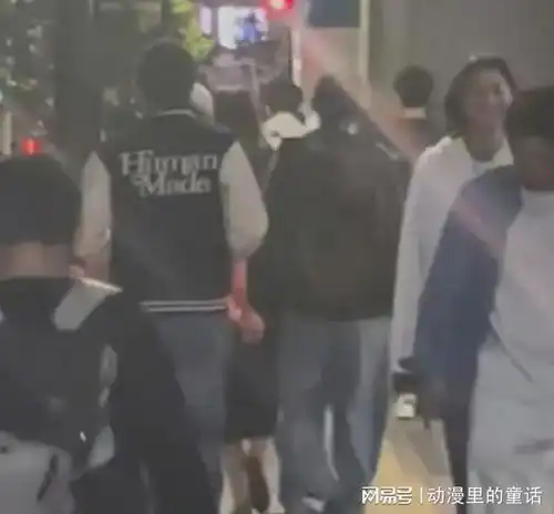  东京街头偶遇鹿晗关晓彤,情侣同框太甜蜜,被指有好消息引期待