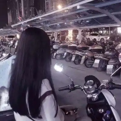  抖音情侣头像一左一右高低调独唱反调