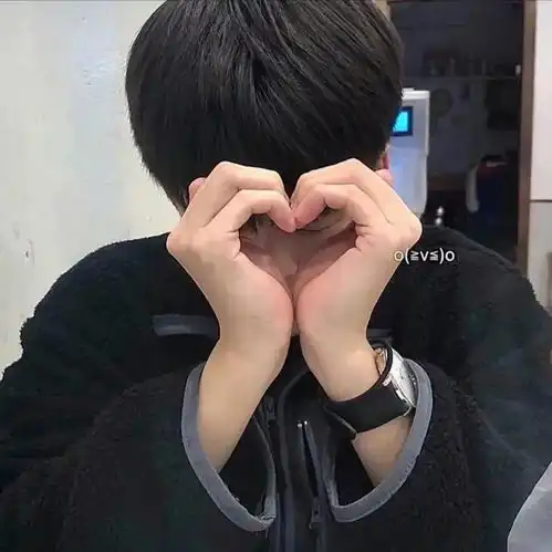 情侣头像人总是靠分开后的痛觉来分辨爱意的深浅 情侣头像人总是靠分开后的痛觉来分辨爱意的深浅