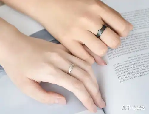 有没有适合情侣的手上戴的饰品 有没有适合情侣的手上戴的饰品