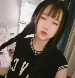  杨清柠卧室照被曝光,有谁注意到她身后的东西,网友这习惯不错