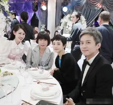  邓超孙俪参加友人婚礼,情侣短发一黑一白,脑袋紧靠合影超甜蜜