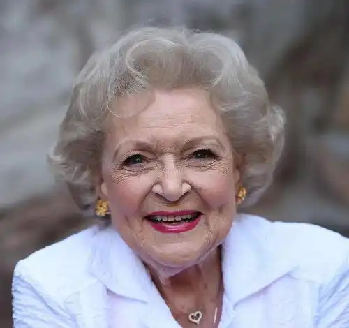  电视女王的完美人生88岁与肌肉男合影,无儿无女活到99岁