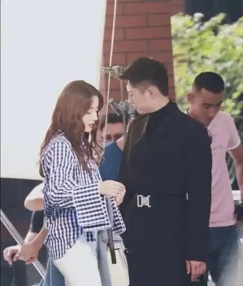 热巴黄景瑜默认恋爱情侣手机壳被扒理想型一致,工作室零回应 热巴黄景瑜默认恋爱情侣手机壳被扒理想型一致,工作室零回应