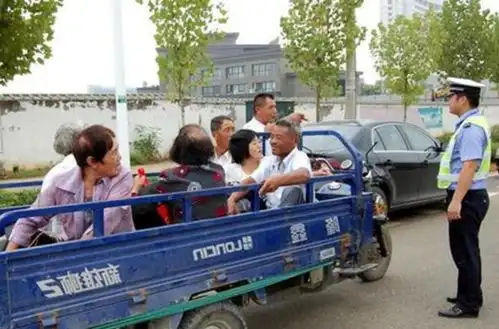  三轮车被禁止上路,大爷因此被罚50元,网友有点不近人情了