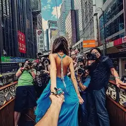  牵着女友的手环游世界的男主露面