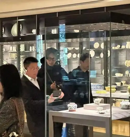  陈坤英国博物馆化身文艺青年,悠闲度假好生羡慕,这才是人生赢家