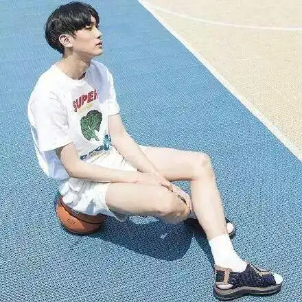 求一张高清壁纸要男生中分的那种  求一张高清壁纸要男生中分的那种