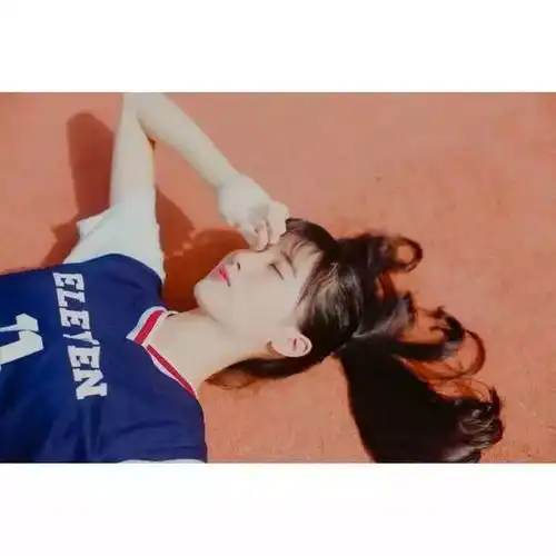 白边女生头像