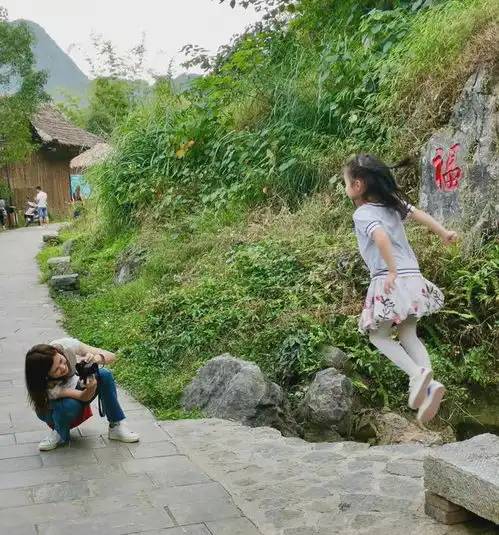  李云龙妻子童蕾带孩子广西旅游,照片中童蕾的笑容洋溢脸上