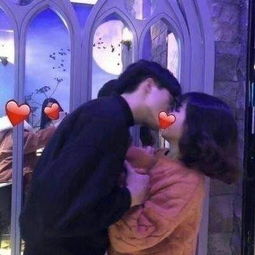 情侣头像超甜接吻两人亲