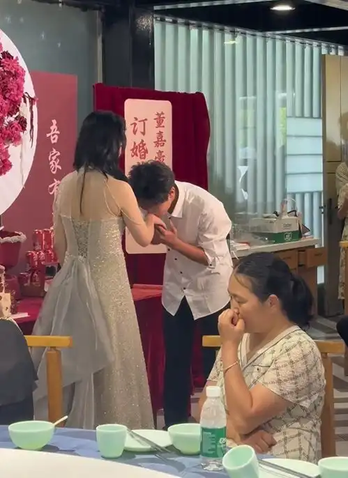  河南一对情侣高考结束就订婚,订完婚一家人去旅游,跟度蜜月一样