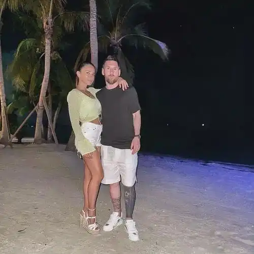  人生赢家,梅西怀抱媳妇在沙滩上备战美职联