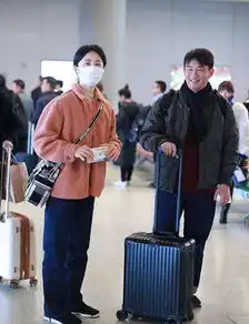  孙莉素颜现身机场,眉尾都秃了一半,还穿上了老年鞋