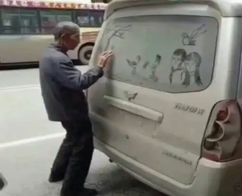  老人在男子车上乱写乱画,男子走近瞧后,瞬间泪奔