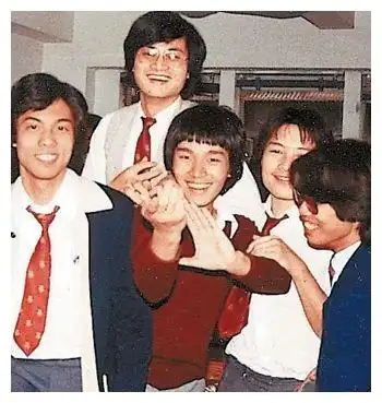  周星驰打架从没输过,战斗力甚至超越甄子丹来看肌肉说话
