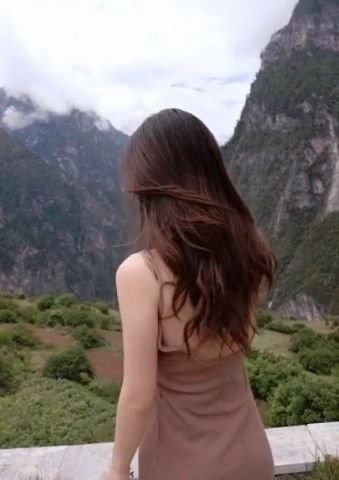  抖音上最完美的背影,小姐姐回头一笑,美到窒息的心都动了