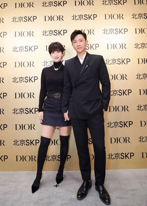 韩庚卢靖姗夫妇出席活动,全黑情侣装甜腻吸睛,全程牵手太甜蜜