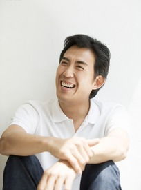  坐着双手交叉大笑的男人下载950369