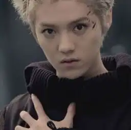  和世勋这张照片差不多的鹿晗图片,可以做情侣头像的