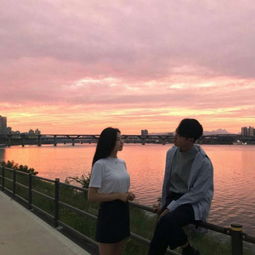  微信情侣头像一男一女夕阳背影海边风格夕阳情头唯美一对