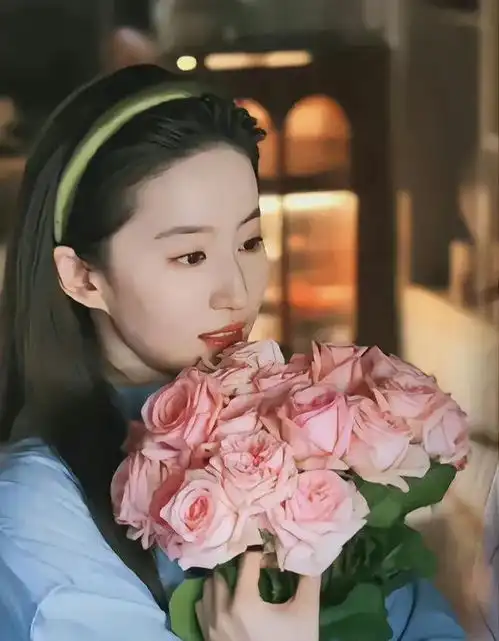 刘亦菲北京国贸买花被偶遇,长发披肩,戴着墨镜,明星范十足 刘亦菲北京国贸买花被偶遇,长发披肩,戴着墨镜,明星范十足