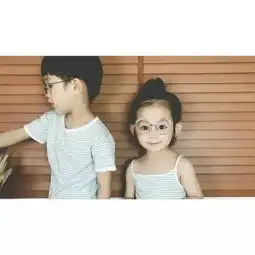 情侣头像坐在车上的萌娃