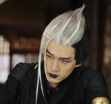  影视剧中雷人造型王一博的红发,胡歌的大黑唇,她剪了半个光头