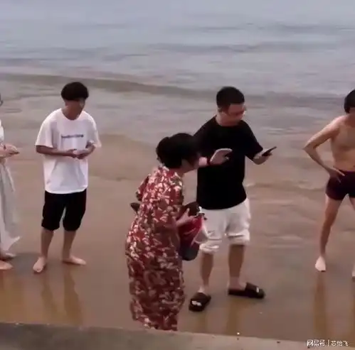  母亲海边玩手机,三孩子突然失踪结局却意想不到