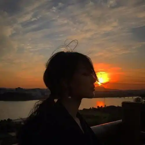 头像丨我想要的是一个不变心的情人还是一段不老的青春 头像丨我想要的是一个不变心的情人还是一段不老的青春