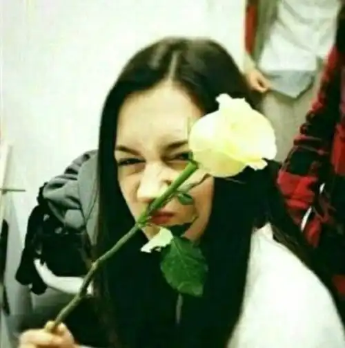 求一欧美女生手拿一只玫瑰的头像 求一欧美女生手拿一只玫瑰的头像