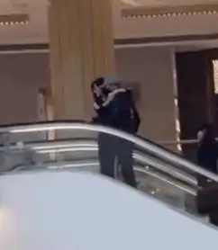  范爷李晨心情大好当街搂抱,忙完的他们难道会来一场说走就走的旅行