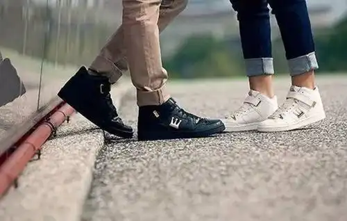 内向男暗恋最明显的特征喜欢一个人是藏不住的  内向男暗恋最明显的特征喜欢一个人是藏不住的