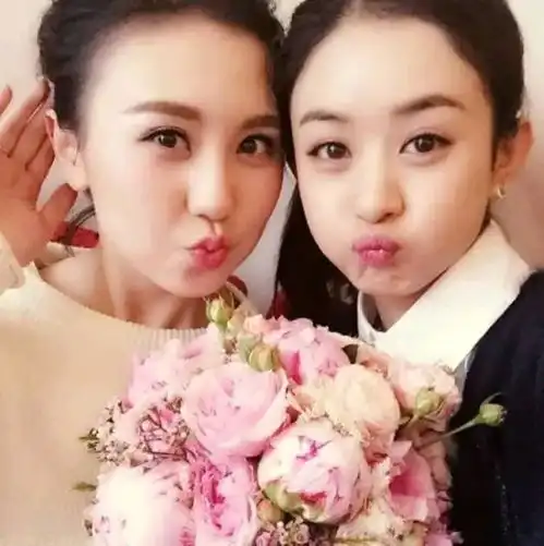 手捧玫瑰花的美女情侣头
