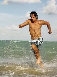  西众帅哥迈阿密拍写真菲帅现场版踏浪而来