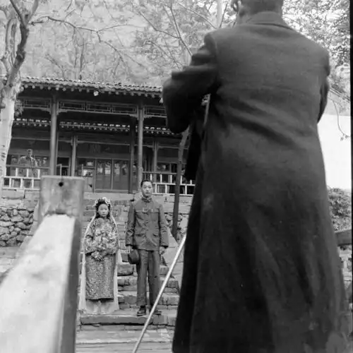  1947年一场包办婚姻现场都没成年,男的一脸无所谓,女的面无表情