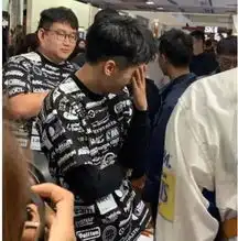  最爆笑的撞衫,刘昊然跟路人穿情侣衫,路人的表情亮了