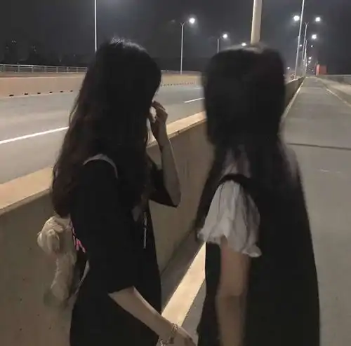  闺蜜头像肩并肩或许比手牵手长久一些