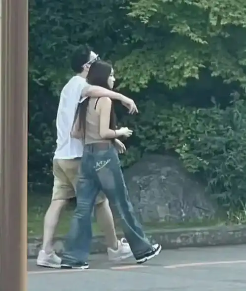  王思聪与美女日本街头逛街,因黄一鸣搞事,蓝胡子舅舅的瓜闹挺大