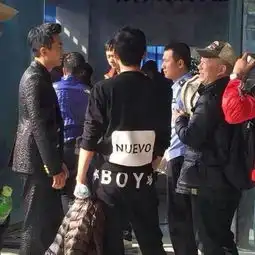  网曝周星驰新片现场照邓超扮型男文章穿警服图