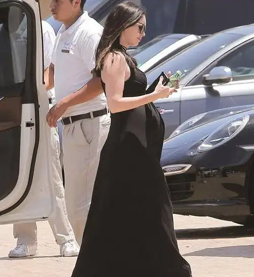  好莱坞女星梅根福克斯婚内出轨,老公极力维护他们只是朋友