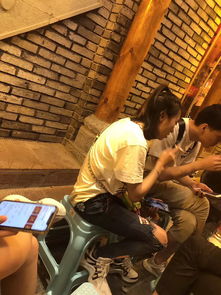  毕滢辞职后被偶遇,烟不离手,全程低头玩手机