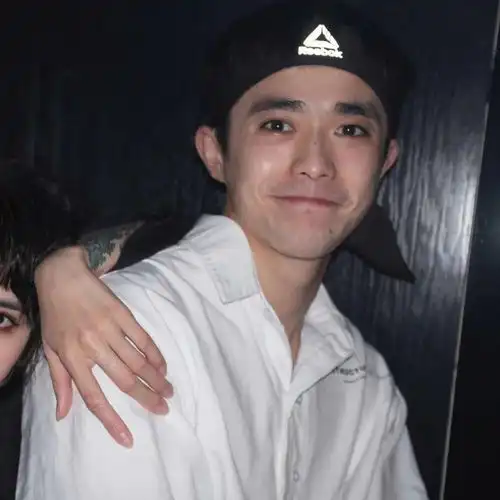 情侣头像每个人的活法都不一样只要你开心一切都值得 情侣头像每个人的活法都不一样只要你开心一切都值得