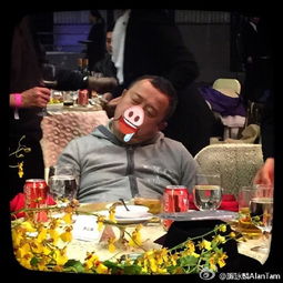  谭咏麟晒曾志伟醉酒照为对方配猪鼻图案综艺新闻